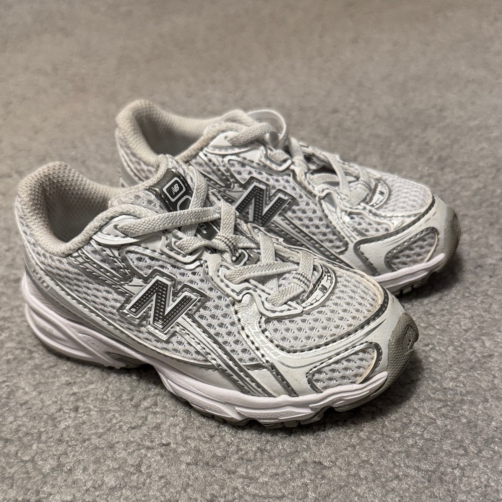 Toddler Kids 740 New Balance stretch lace Gray and White Sneakers size 8